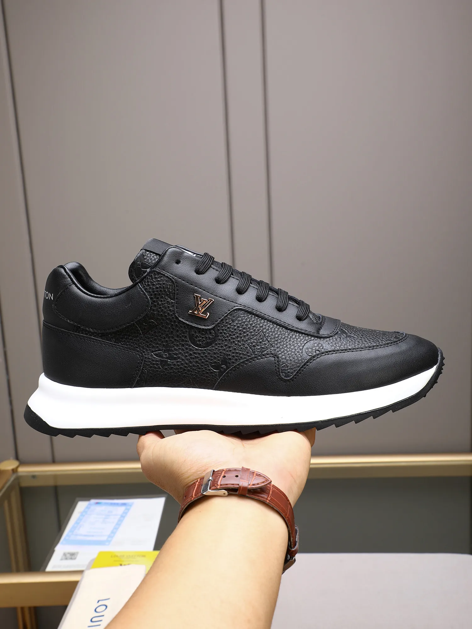 Men's shoes 💰460 [LV] Imported calfskin embossed, breathable first-layer sheep lining ✊✊Fashionable, crisp, stylish, more eye-catching and more classy. It will subvert the old idea and be a must-have for fashionistas who want to spend time with you! Must keep it for yourself! High and comfortable but low, high-end quality workmanship. 38-44 (45 customized)